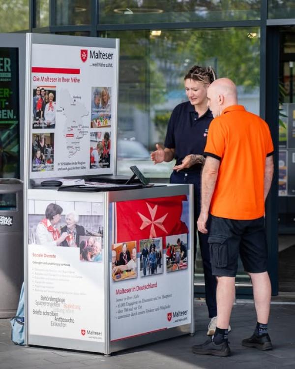 Ein Info-Stand der service94 GmbH Unternehmensgruppe Beschäftigung im Fundraising bietet Schutz vor dem Jobkiller KI