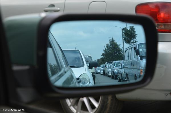 ARAG Experten mit wichtigen Verhaltensregeln im Verkehrsstau Stau auf der Autobahn: Was nun?