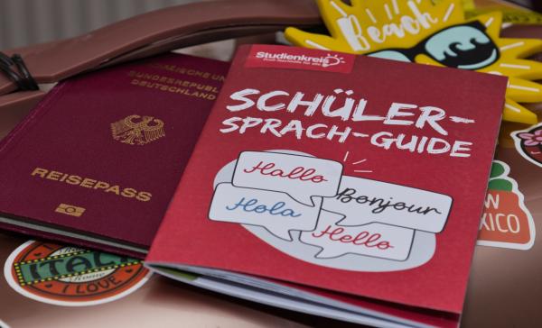 Der Schülersprach-Guide vermittelt Redewendungen in Englisch, Französisch, Spanisch und Italienisch. Kostenloser Schüler-Sprach-Guide: Studienkreis hilft Jugendlichen auf Reisen