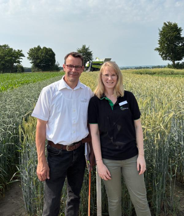 AGRAVIS-Experte Stefan Bobbert (li., AGRAVIS Westfalen-Hessen GmbH) und Moderatorin Janna Riering Neue Podcast-Folge der AGRAVIS zur Herbstaussaat