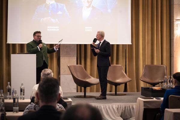 Bernhard Schindler, Guido Cantz Guido Cantz feiert Pitch-Feuerwerk mit 700 Matches!