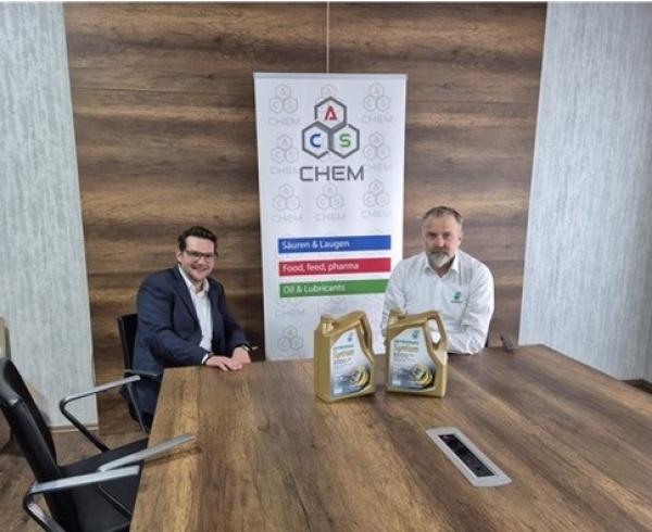 Michael Wimmer (links) von ACS und Nils Schöner (rechts) von PLI PETRONAS Lubricants International kooperiert mit ACS Chem
