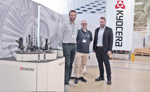Henrik Kjeldsen (EuroSkills), Kasper Bøgelund (EuroSkills), Simon Sondrup (Kyocera Unimerco) v.l.n.r EuroSkills 2025: Kyocera Hauptsponsor CNC-Fräswettbewerb