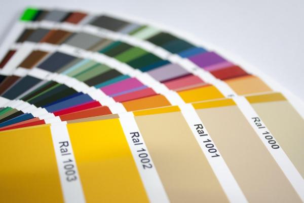 RAL-Farben erklärt: Wie Farbblech24.de über 40 Farbtöne für Ihre Projekte bietet