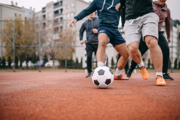Mehr als ein Drittel aller Sportunfälle passiert auf dem Fußballplatz. Sportunfälle - Verbraucherinformation der ERGO Group