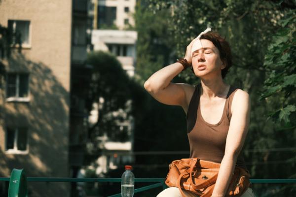 Temperaturen über 30 Grad sind eine echte Herausforderung für unseren Körper. Hitze in der Stadt - Verbraucherinformation der DKV