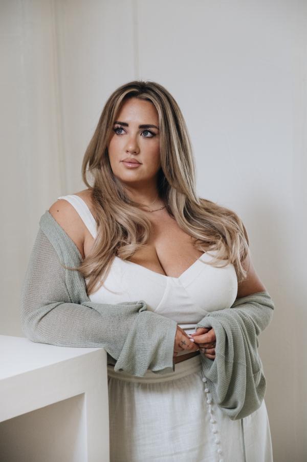 Cita Maass präsentiert einen Look aus ihrer Sommer-Kollektion für About You Warum Style kein Größenlabel braucht: Cita Maass über inklusive Mode & Selbstbewusstsein