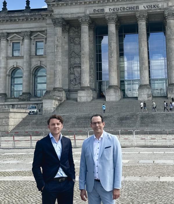 Piotr Staczek, Vorstand, gratuliert Olaf Mende, Director Public zur Berufung in die Geschäftsleitung Olaf Mende in die Geschäftsleitung der PROFI AG berufen
