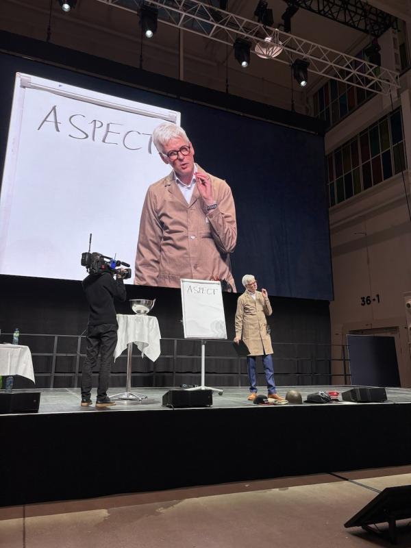 Als Business Comedian begeistert er sein Publikum mit feinsinnigem Humor: Stefan Häseli Der Facility-Manager packt aus