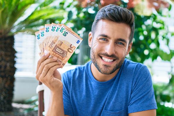 Das Finanzamt verdient am Urlaubsgeld mit Wie viel kommt vom Urlaubsgeld bei Angestellten an?