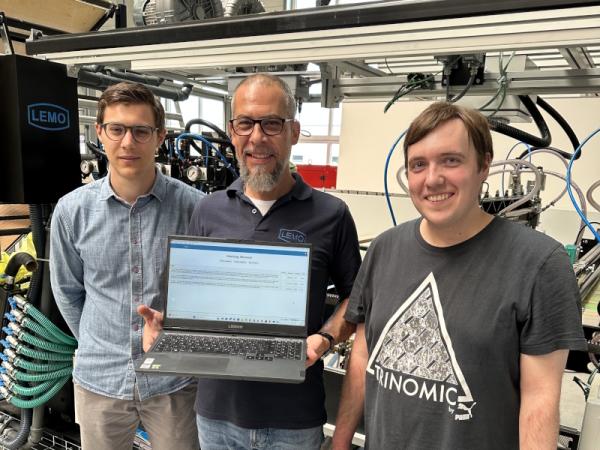 Carsten Neußer, Volker Wollersheim (LEMO Maschinenbau) und Benedikt Huth Künstliche Intelligenz als Chance für den Mittelstand: Kunststoff-Initiative vermittelt erfolgreich Hochschulprojekt an Unternehmen