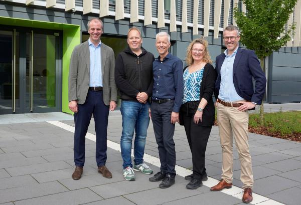 Im Bild: Freuen sich gemeinsam auf die zukünftige Zusammenarbeit: (v. l.) Nils Köster ... Köster Holding kauft Holzbau-Spezialisten