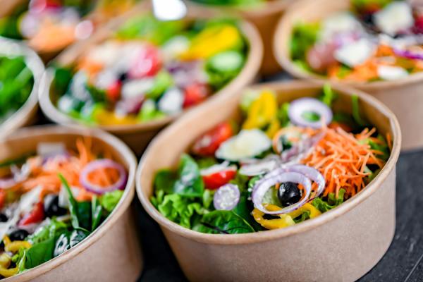 Salat to go Verpackungen bei Pack4Food24 Leckere Salatvariationen als leichte Snackalternative an heißen Tagen immer beliebter