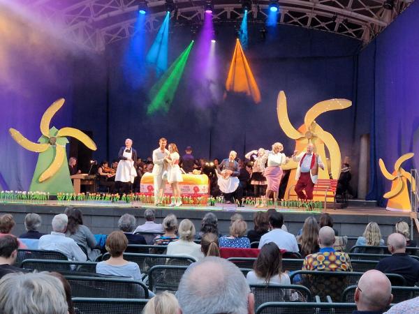 Der Vetter aus Dingsda - das deutschsprachige Opereretten-Feuerwerk auf der Bühne im Palmengarten Frankfurt