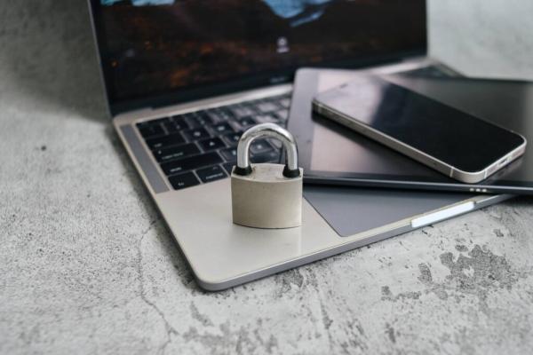 OnScreen Privacy Hybridglas - DSVGO Blickschutz - glasharter entspiegelnder Displayschutz Neoxum OnScreen Privacy Hybridglas – Innovative Technologie für den Schutz der Privatsphäre