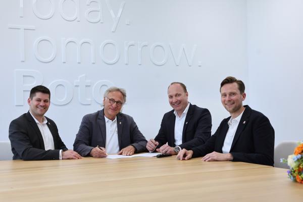 Dr. Christian Faden(2.v.r.), Simon Weinmann(l.) mit Thomas Fischer(2.v.l.) und Patrick Mittmann(r.) Service Friends erweitern Netzwerk und Portfolio: Aufnahme von Fischer Sicherheitssysteme