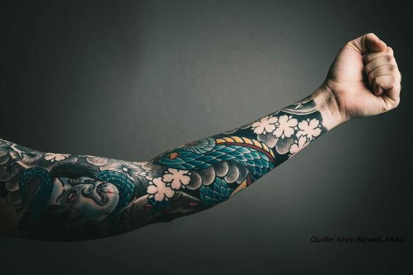 ARAG Experten mit Infos über Gemälde, die unter die Haut gehen Tattoos: Risiken und Nebenwirkungen