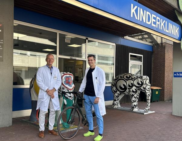 Prof. Dr. Philipp Beerbaum und Dr. Christoph Happel von der Kinderkardiologie der MHH (v.li.) PSD HerzFahrt erzielt 22.000 Euro für MHH in Hannover