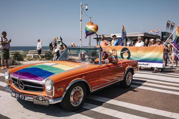 Pride at the beach - Regenbogenauto Pride at the beach: Zandvoort lädt zu einer "bunten" Aktionswoche ein