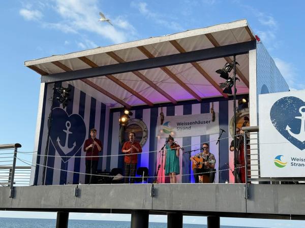 Strandkorbkonzert zum Schleswig-Holstein Musik Festival am Weissenhäuser Strand Strandkorbkonzert mit der schottischen Folkband "Breabach" zum Schleswig-Holstein Musik Festival am Weissenhäuser Strand