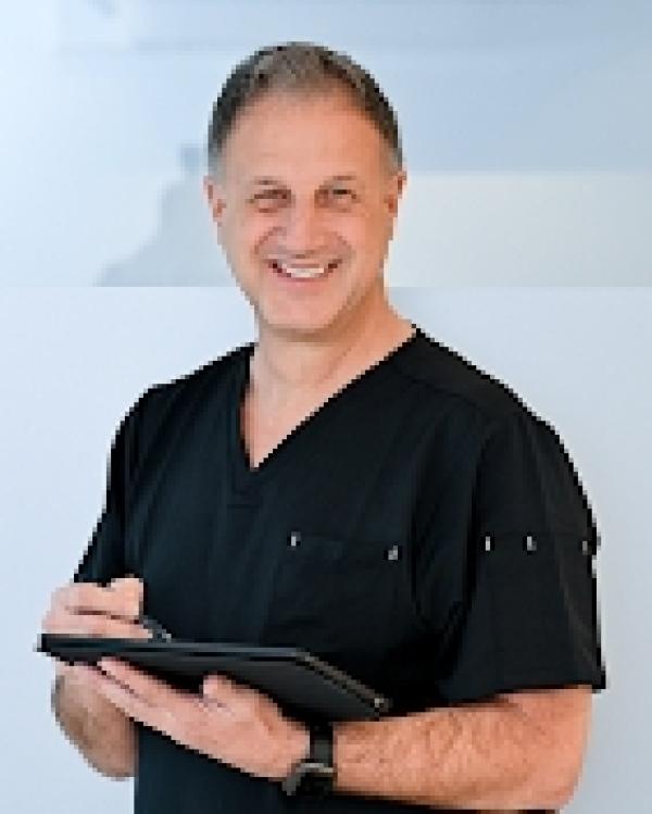 Dr. Karl Schuhmann Dr. Karl Schuhmann: 30 Jahre Plastische und Ästhetische Chirurgie