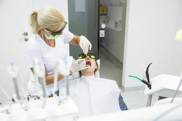 Laser/Dental-Diodenlaser in der Zahnmedizin: Wie diese Technologie Behandlungen präziser und schonender macht