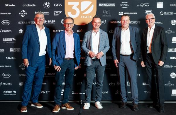 Gründer Sulovsky, die cbs-Geschäftsführung und Dr. Materna (von links) Festlicher Abend mit Gästen: Beratungshaus cbs feiert 30-Jahre-Jubiläum