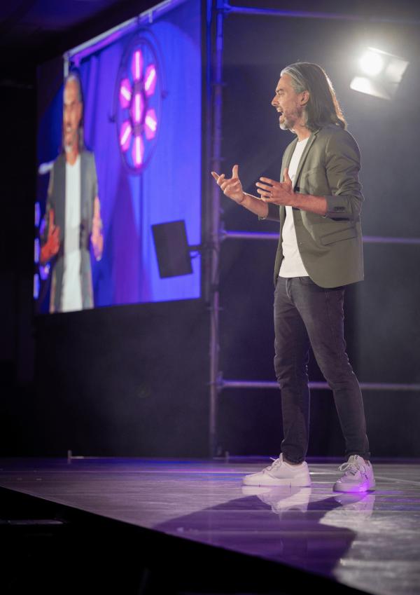 Hannes Hofmann beim 8. Internationalen Speaker Slam Erfolg ist, was dich erfüllt: der Mut zu Authentizität