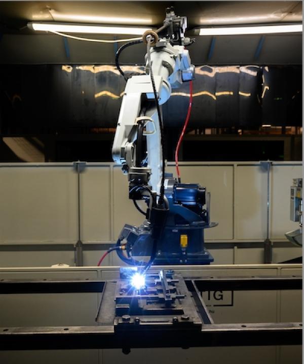 PANASONIC AUTOMATISIERT PRODUKTIONSLINIE VON HAELVOET MIT G4-SCHWEISSROBOTERSYSTEM