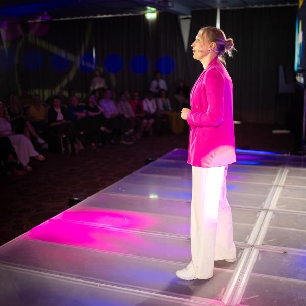 Lisa Peters bei ihrer Rede auf dem internationalen Speaker Slam (Foto: Justin Bockey) Mit Selbstführung zum Erfolg: Award für Lisa Peters