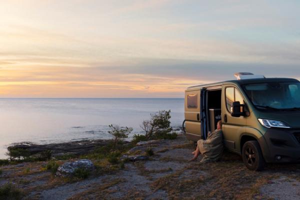 Beim Start ins Vanlife denken viele zuerst an Freiheit, Sonnenuntergänge am See und Lagerfeuerroman. Verbraucherinformation der ERGO Versicherung- Komposit (Kfz)/ ERGO Rechtsschutzversicherung