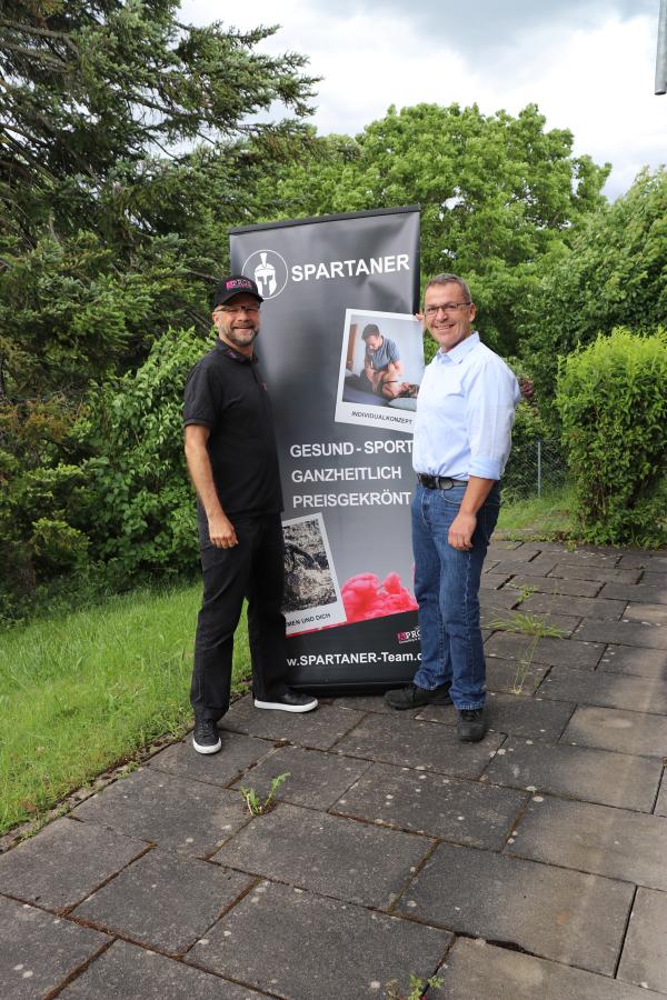 SPARTANER Lead Volker Feyerabend (re) und der Esslinger Repräsentant Alexander Jehle (li) SPARTANER-Team.de entwickelt sich weiter und baut überregionales Servicenetz aus