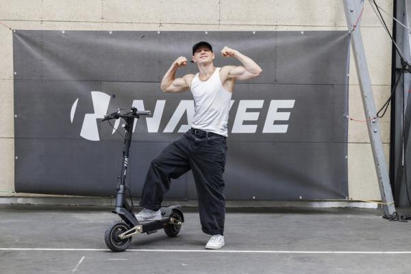 Chris Böhm stellt offiziellen Weltrekord auf - NAVEE verbindet Performance, Testevent und Sommerkampagne