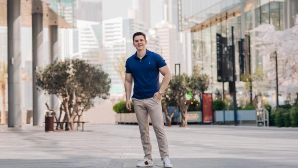 Philipp Buttinger erklärt, wie Quereinsteiger mit der Peak Percentage Akademie seriös im digitalen V Philipp Buttinger: So gelingt der Einstieg ins Online Business