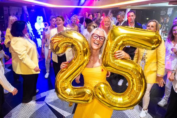 Susanne Illerhaus bei ihrem 25-jährigen Firmenjubiläum Fulminantes Doppel-Jubiläum auf dem Starnberger See: 25 Jahre ILLERHAUS Marketing & 20 Jahre MICE Branchentreff