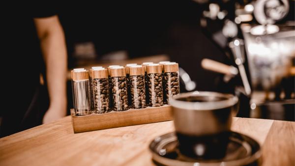 Die BECO Kaffee Kaffeerösterei bringt sortenreine Kaffeebohnen aus Brasilien als Stehcafé: BECO Kaffee: Frisch geröstete Spezialitäten aus Brasilien