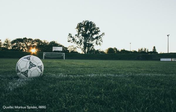 ARAG Experten mit Fakten zu Fußballverletzungen und Urteilen rund ums Grün Kicken mit Risiko