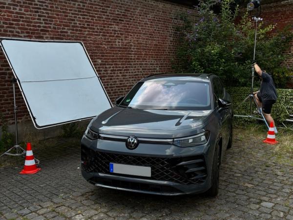 Der Volkswagen Tayron eHybrid am Filmset bei TV-Serie Brandplace übernimmt Product Placement für Volkswagen Deutschland