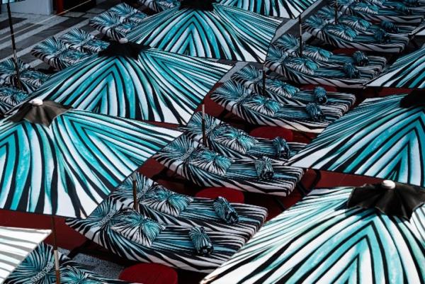 Druckdesign „Ray of Sea“ von Roberto Cavalli in The Oyster & Caviar Bar des Hotels Roberto Cavalli Seaside: Neu im The Unexpected Ibiza Hotel
