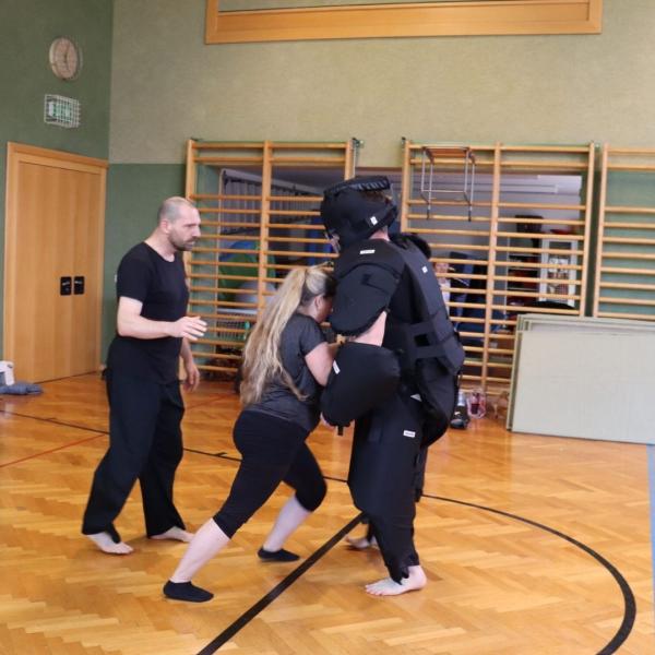Selbstverteidigung gegen einen Angreifer Selbstverteidigung für Frauen: Sicherheit durch Training