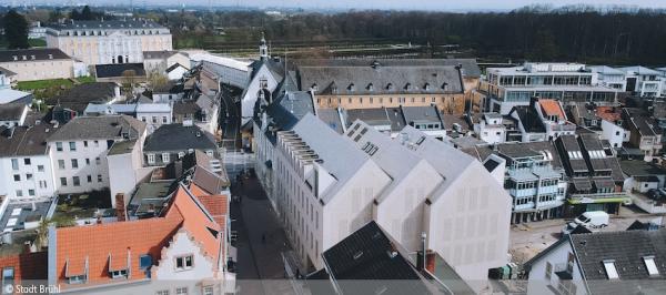 Verbindung von Tradition und Moderne: Gutjahr-Drainage schützt Klinkerdach des Rathauses Brühl