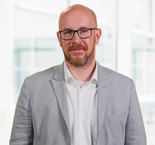 ARAG Experte Jan Kemperdiek erklärt die Risiken aufgeheizter Fahrzeuge Heiße Gefahr im Auto