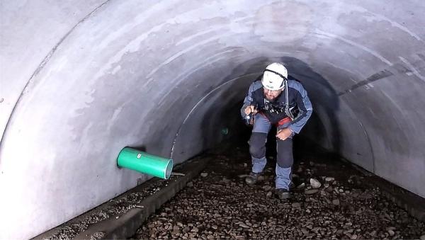 Eine Taschenlampe reicht völlig aus, um sich ein Bild vom Zustand der Versickerungsanlage zu machen. Sickertunnel CaviLine überzeugt nach 5 Jahren Betrieb