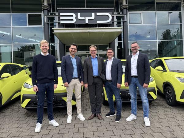 Gemeinsamer Auftakt für die neue Partnerschaft zwischen Fischer Automobile und BYD Fischer Automobile wird offizieller BYD-Partner