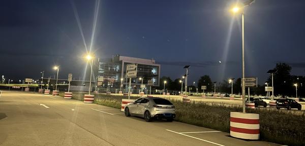 Autark, flexibel, sicher: Geo-Technik beleuchtet neuen Besucherparkplatz am Flughafen München mit moderner Solarlichttechnik