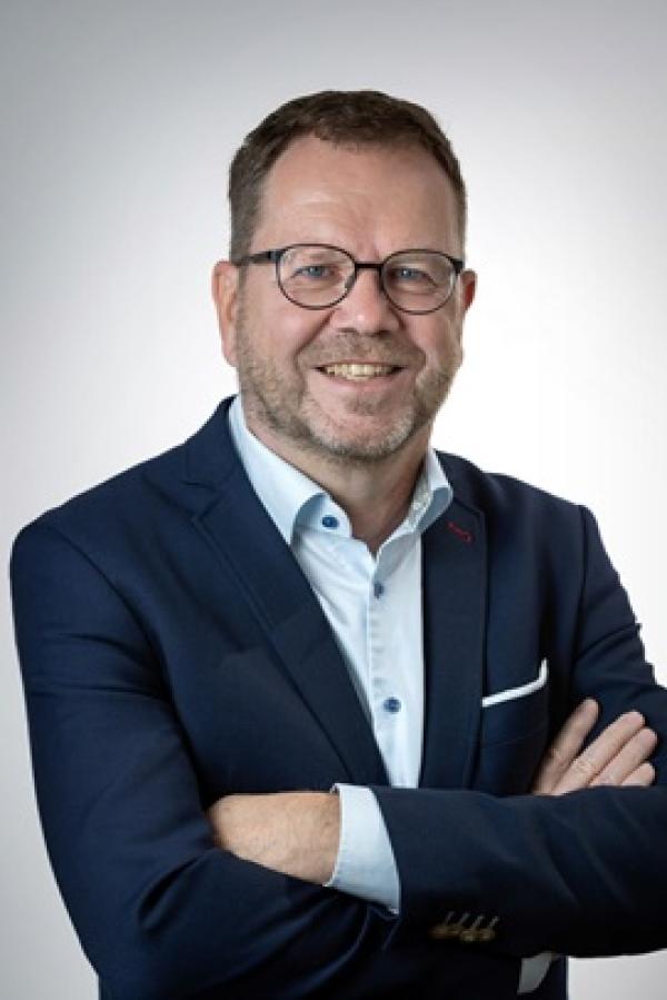 Lutz Hardge, Regional Sales Director D-A-CH AOC/MMD launcht Programm für SMBs