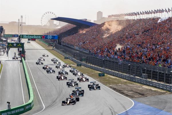 Zielgerade auf dem CMcom Circuit Zandvoort beim Formel 1 Rennen Zandvoort Racefestival: Küstenort feiert Formel 1-Rennparty des Jahres