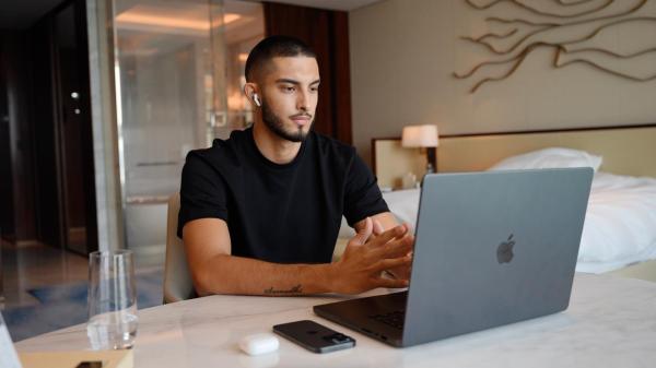 Vom Schuldenberg zum Millionen-Business: Wie ein 22 jähriger mit KI eine Bewegung startet