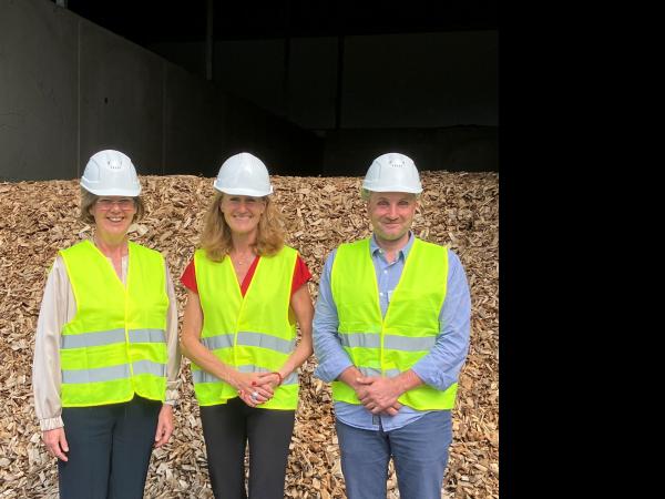 HanseWerk-Tochter HanseWerk Natur: Finanzministerin Silke Schneider besucht Holzgaskraftwerk in Wahlstedt