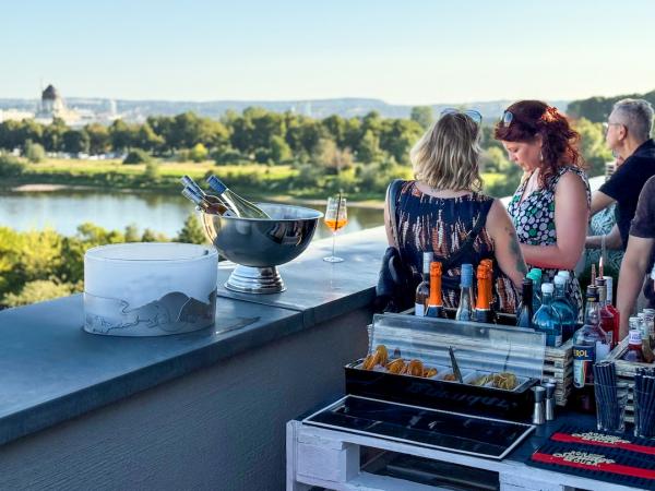 ARCOTEL Hafencity Dresden: Sundowner über der Elbe Sommer in der ElbUferei Restaurant & Bar: Genussvolles Urlaubsfeeling direkt an der Elbe